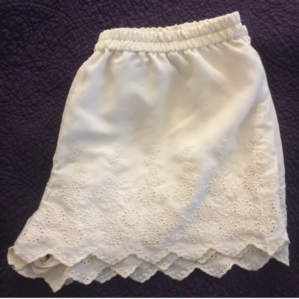 Frenchi Off white eyelet lace shorts
